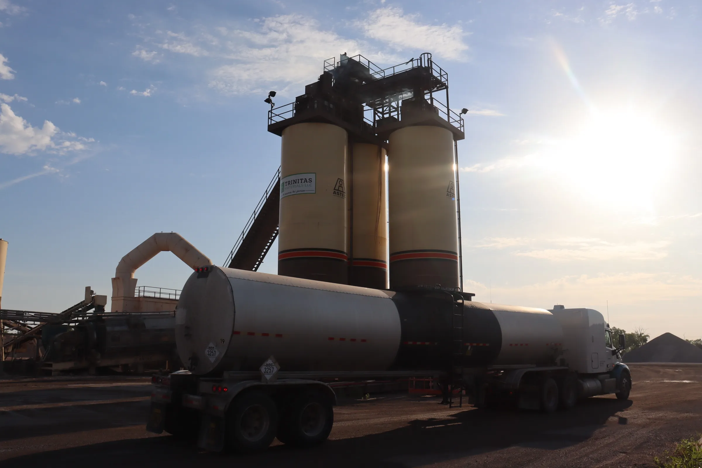 Tanker truck loading hot-mix asphalt at the Trinitas plant